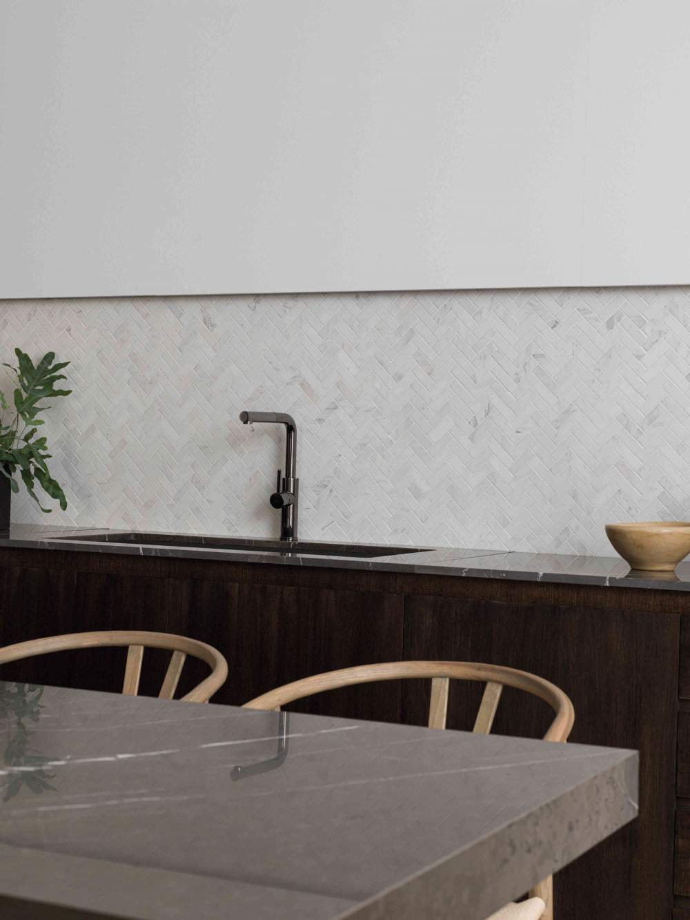 CASPIAN-GREY-CLASSICO-BPT-40X80X1.5_LAMPIONE-1L-LIGHT-19.2X200X1.5_LINES-CAMBRIC-PERSIAN-WHITE-CLA26.5X32.